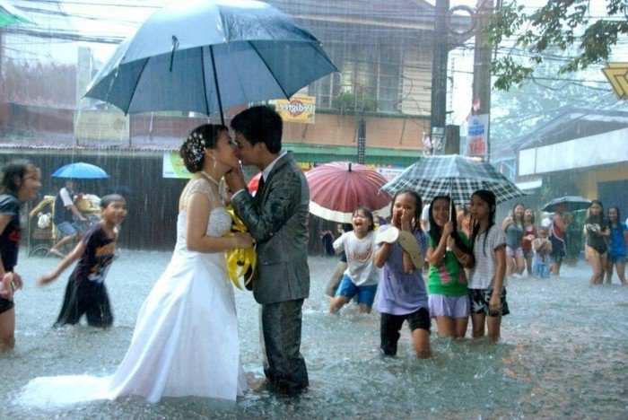 romantique idées photos de mariage Baiser sous la pluie