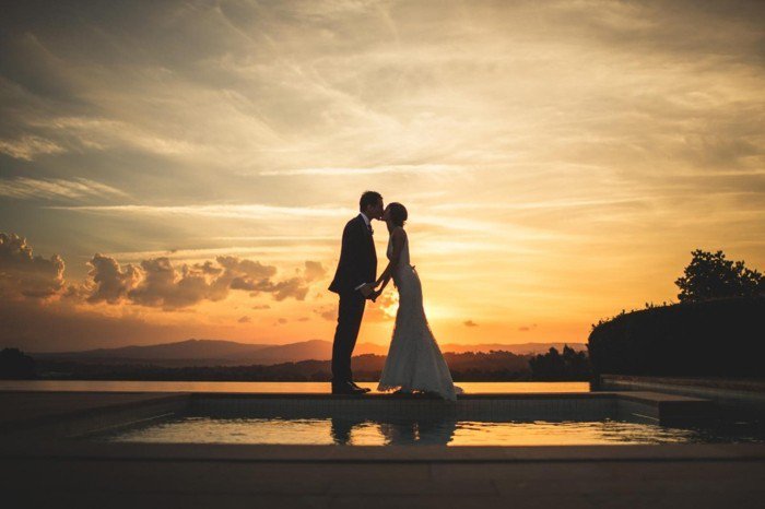 romantique idée-pour-mariage mariée photo et le marié baiser au coucher du soleil