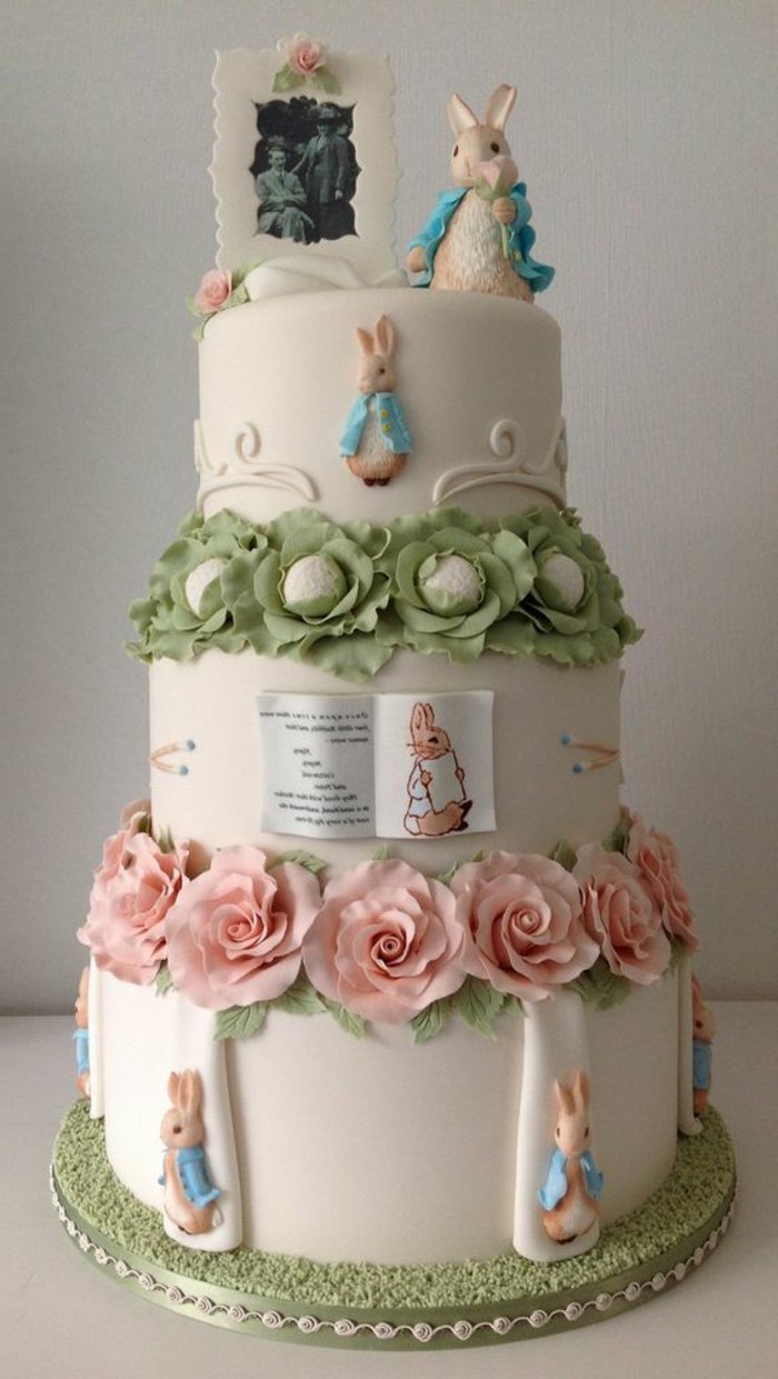 浪漫的儿童生日蛋糕与兔俑