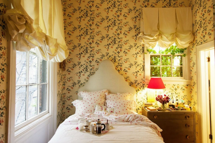 浪漫的卧室设计复古壁纸床上用品漂亮的图案床床头有趣的设计