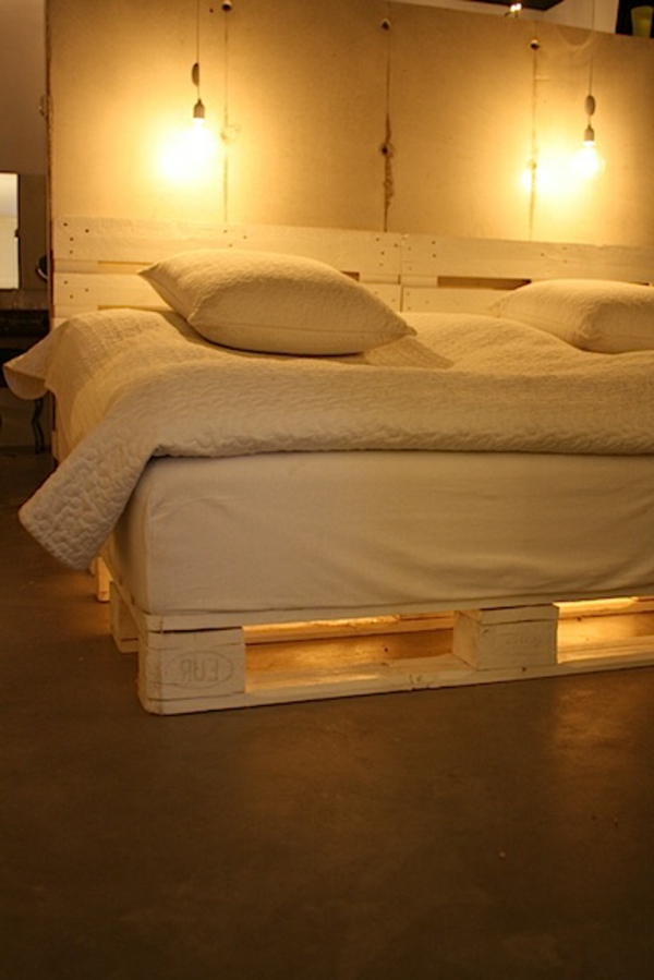 浪漫的气息功能于一身的卧室与托盘的床