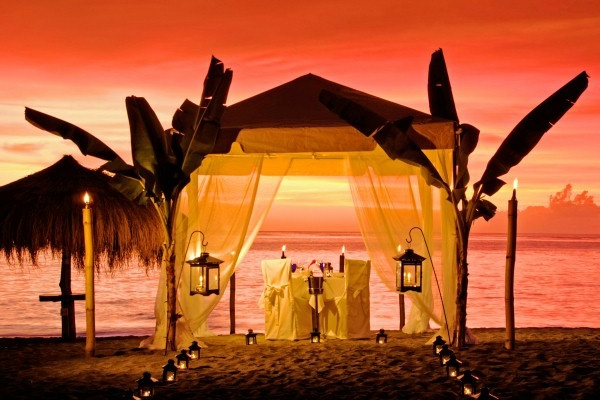 Karibian St. Lucia Anse Chastanet Beach tented illallinen, auringonlasku