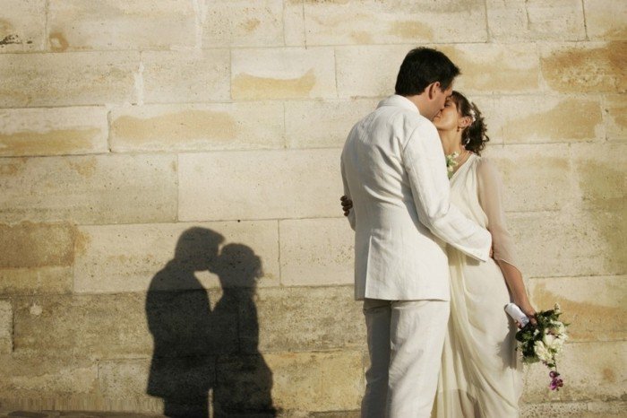 image mariage romantique baiser entre la mariée et le marié