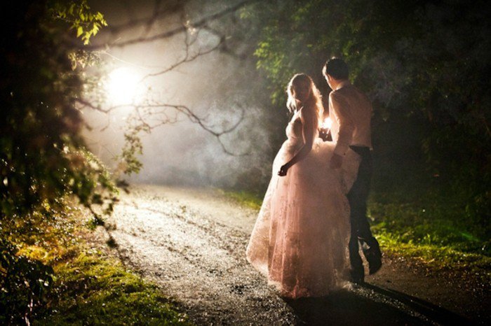 mariage romantique image walk-in-the dark