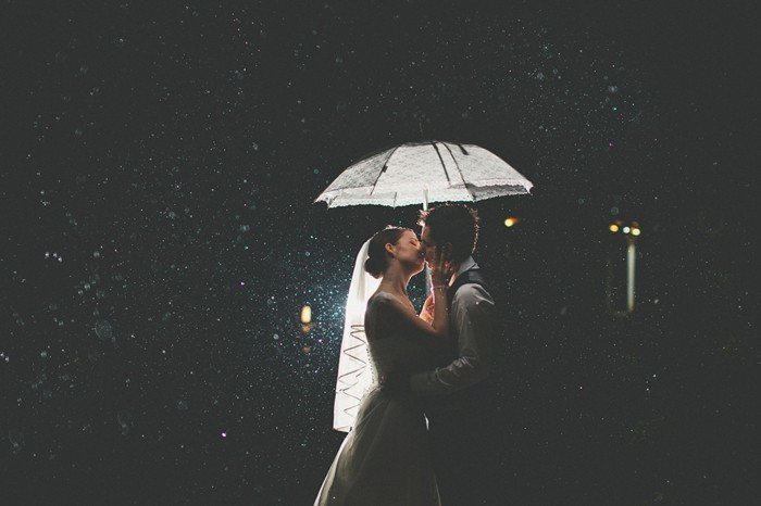 romantique mariée photo de mariage et baiser marié sous la pluie