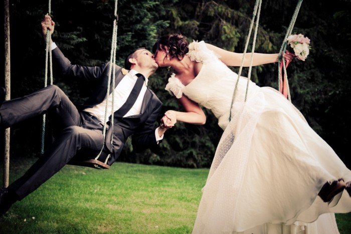 romantique photo de mariage jeune mariée et le marié baiser