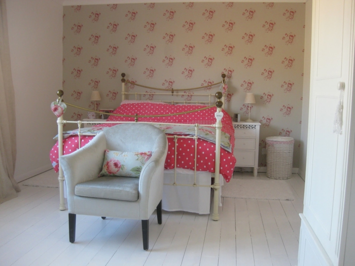 romantique chambre intérieure lit cru beau rouge-pois-lin élégant papier peint vintage chaise