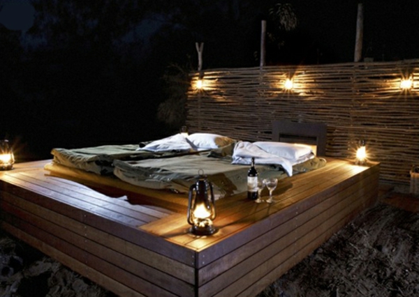 diseño de cama romántica al aire libre hermosa iluminación
