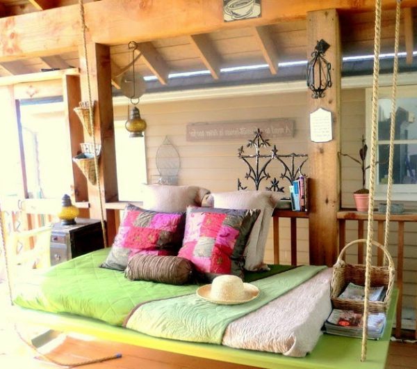 带吊床和五彩缤纷色彩的木制房