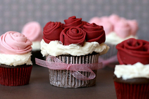 लाल और गुलाबी रंग के गुलाब के फूल-cupcakes कप केक को सजाने के टॉपिंग