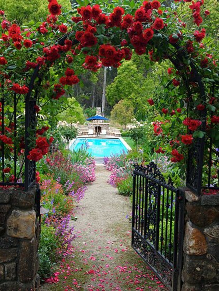 Arco de Rose-Gartentor-patio-jardín-con-piscina