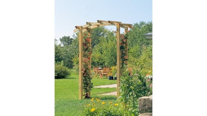 Arco de Rose-pérgola-en-jardín