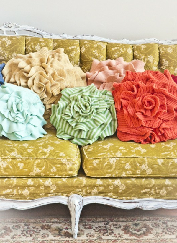 roses-coloré-oreiller-sur-un-vintage-canapé-look vintage