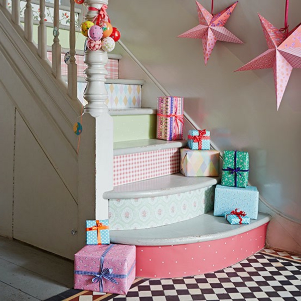 escaliers blancs avec des étoiles décoratives et des cadeaux pour un design moderne aux puces