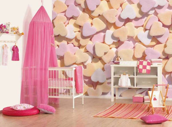 在玫瑰色的窗帘婴儿房装饰的墙壁上的心