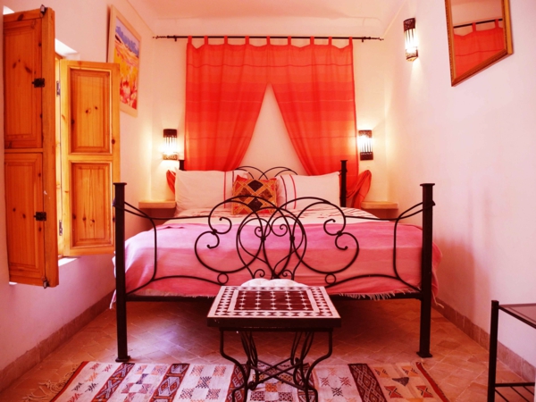 舒适的卧室配有橙色的窗帘