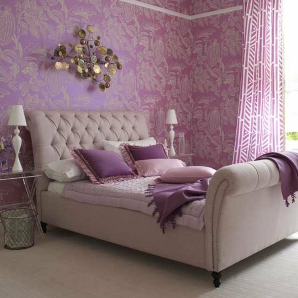 Dekoratív elem a falon és lila függönyök és falfesték a hálószobában