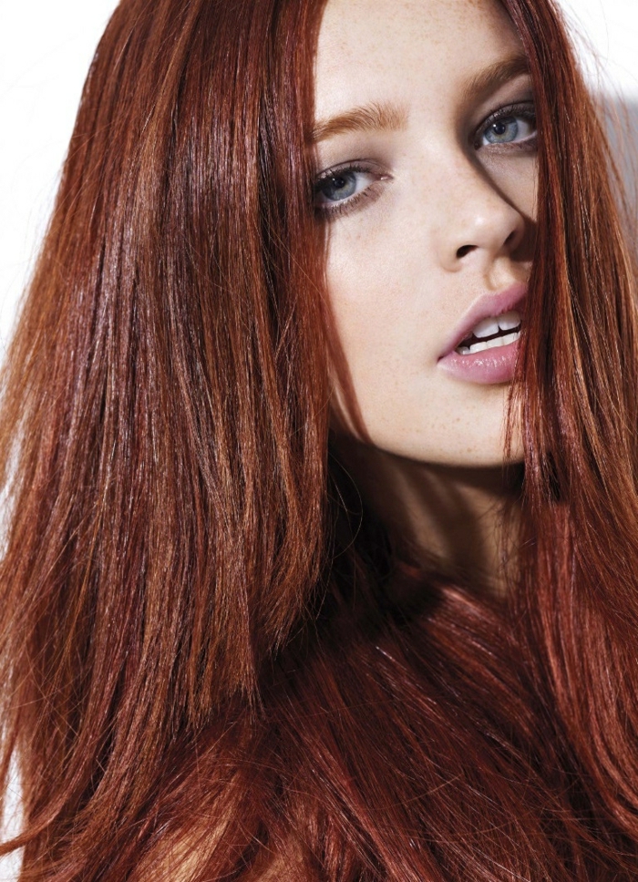 червеникаво-кафява коса - млада жена с дълга гладка коса, сивозелени очи с бадемово око и продълговато лице, дебели кафяви вежди, пълни розови устни и прав нос