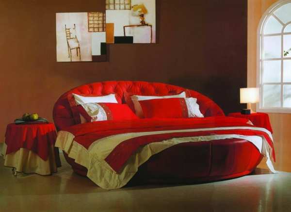 भूरे रंग में लाल-घूमना-और-गोल-बिस्तर-दीवार