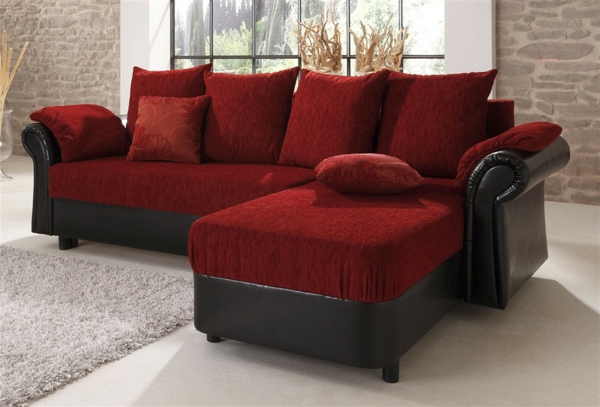 punainen-väri-kulma-sohva-kannet ja kaunis heittää tyyny