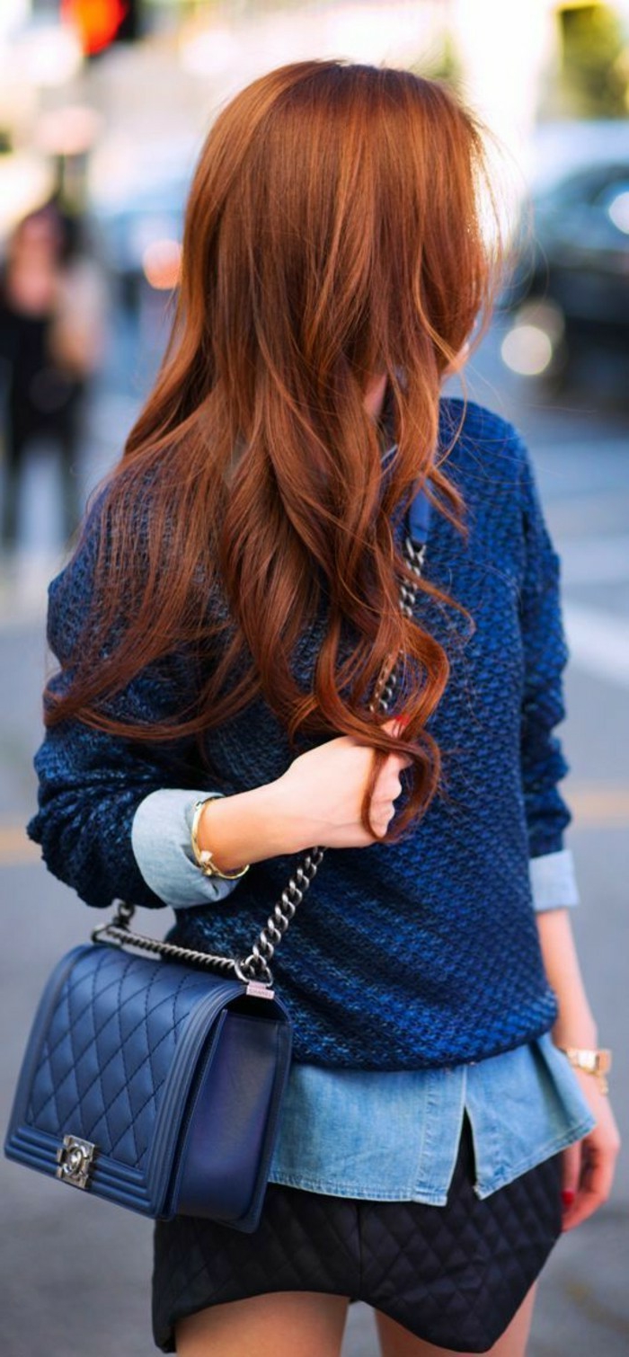 cheveux cuivrés, look décontracté, pull bleu foncé, chemise en jean, sac en cuir bleu