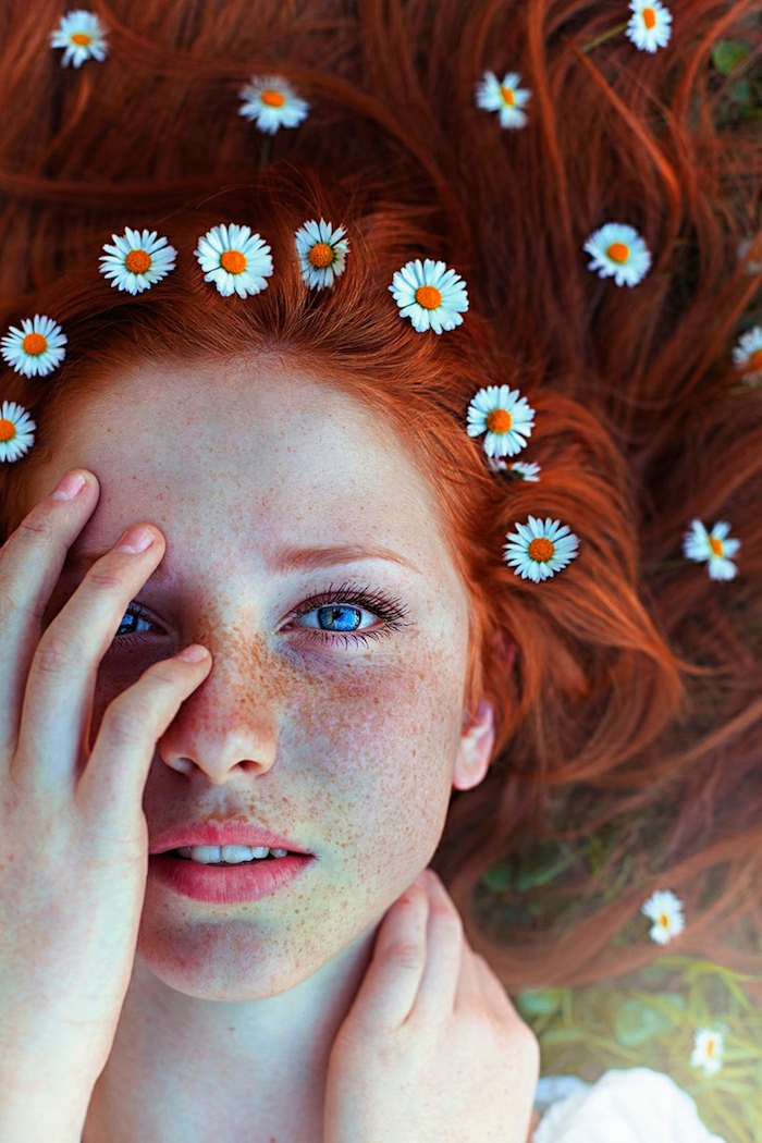 自然的红头发，白皙的皮肤，雀斑，蓝色的眼睛，小雏菊