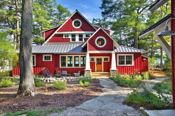 लाल घर मुखौटा रंग - जंगल में सुंदर घर