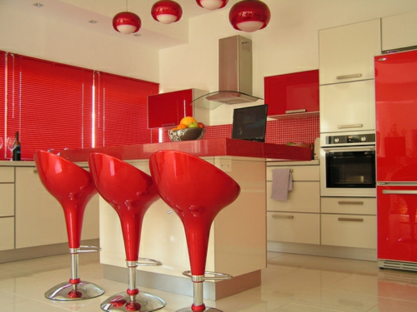 红色厨房墙面色彩的三冷红色吧凳