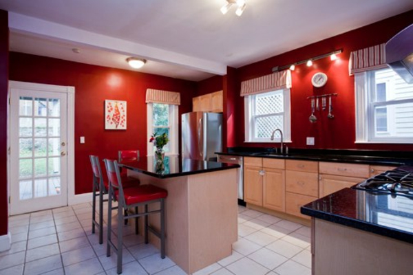 现代大厨房中的红色墙壁