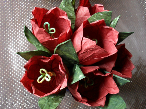 रेड पेपर फूलों की तह - ऊपर से ली गई तस्वीर
