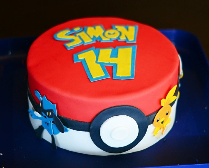 עוגת יום הולדת של פוקימון - רעיון לפאי פוקימון אדום גדול שנראה כמו כדור אדום, עם כותרות צהובות ושני יצורי פוקימון קטנים