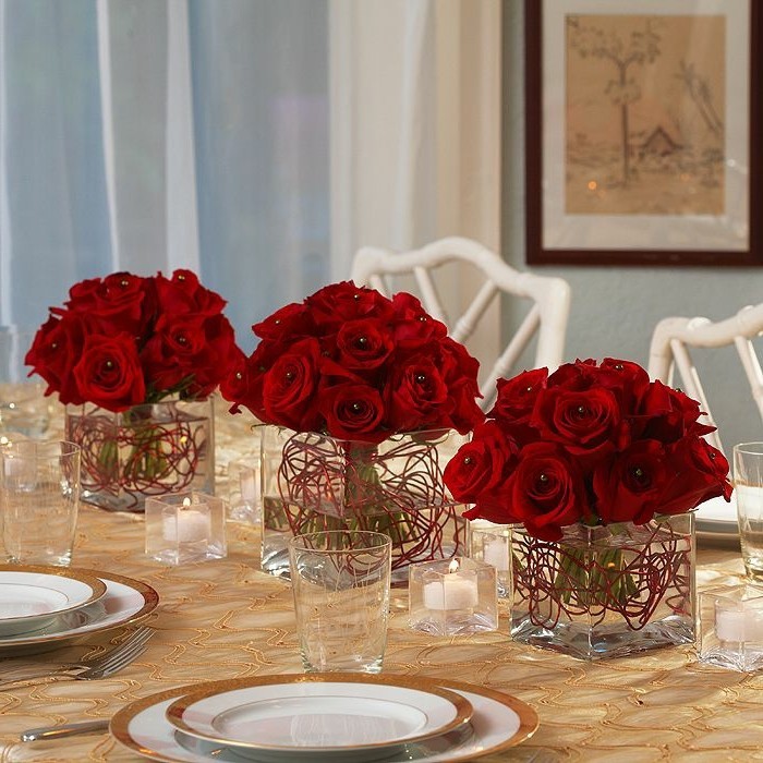 rouge-beau-fleurs-sur-la-table-bricolage-idée-de-un-mariage romantique