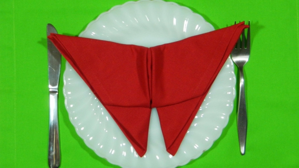 红餐巾折叠圣诞装饰，甚有意思