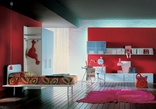 आधुनिक युवा कक्ष में लाल दीवारों - एक सनकीमेन कालीन के साथ