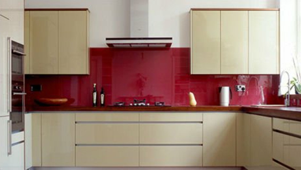 κόκκινο τοίχο-πάνελ-για-κουζίνα-υπερ-μοντέρνα-μπεζ και κόκκινο συνδυάζουν