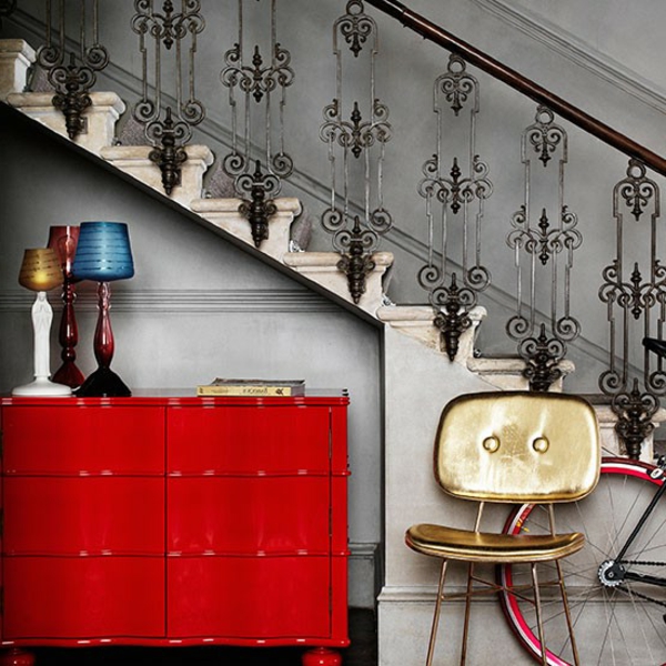 ενδιαφέρον σχεδιασμό αίθουσας με vintage σκάλα και κόκκινο ντουλάπι