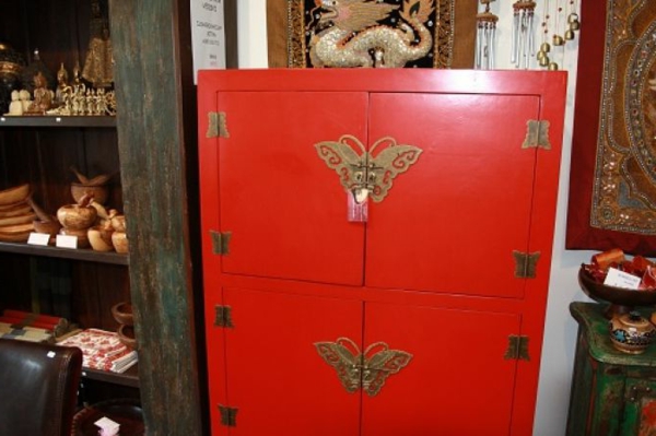 与蝴蝶的红色中国婚礼碗柜
