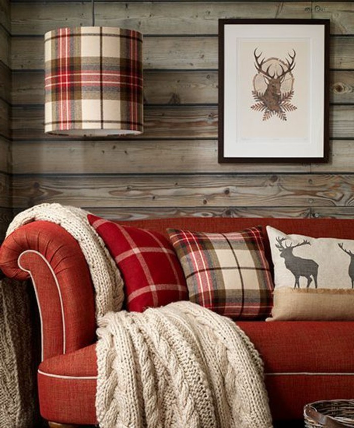 כרית ספה אדומה עם אבזרי מולד סרוג בעבודת שמיכה משובצת תבנית