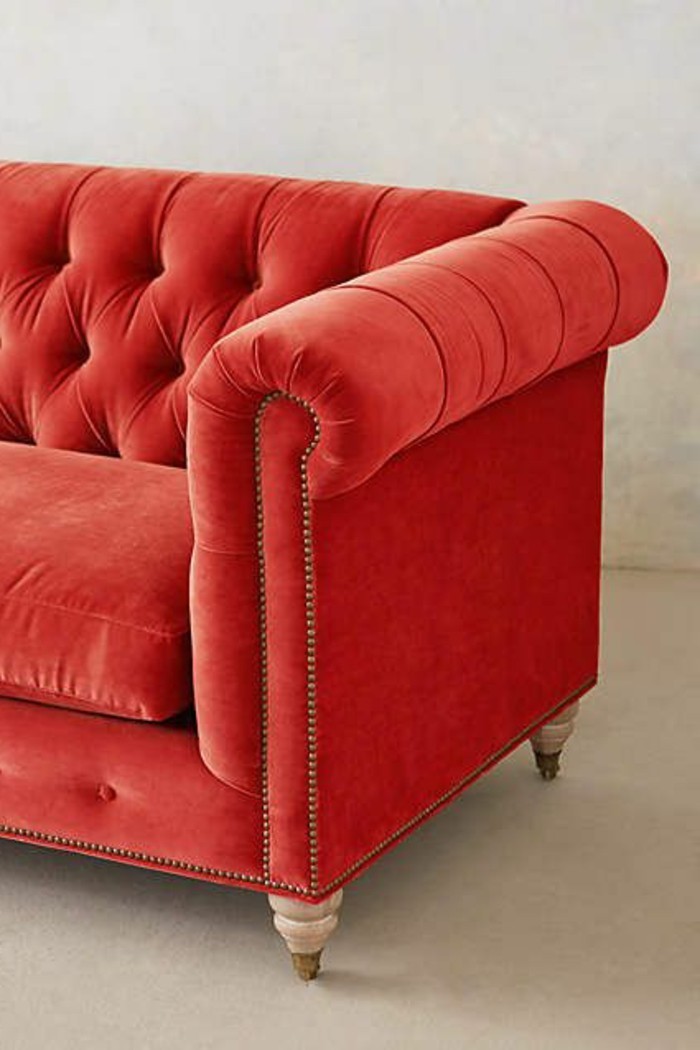 ספה אדומה מקטיפה עם-מודרני-עיצוב