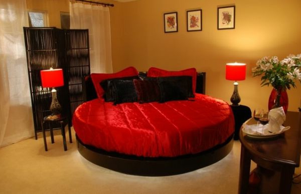 红色优雅床被套覆盖在红色