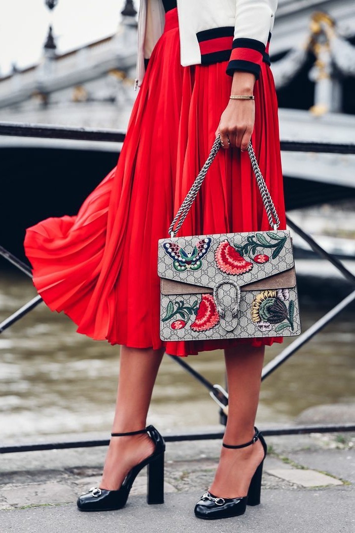 piros-dress-ötvözik modern-elegáns-hatékony Gucci táska-cipő-with-stabil sarkú piros-rock-ük-zakó