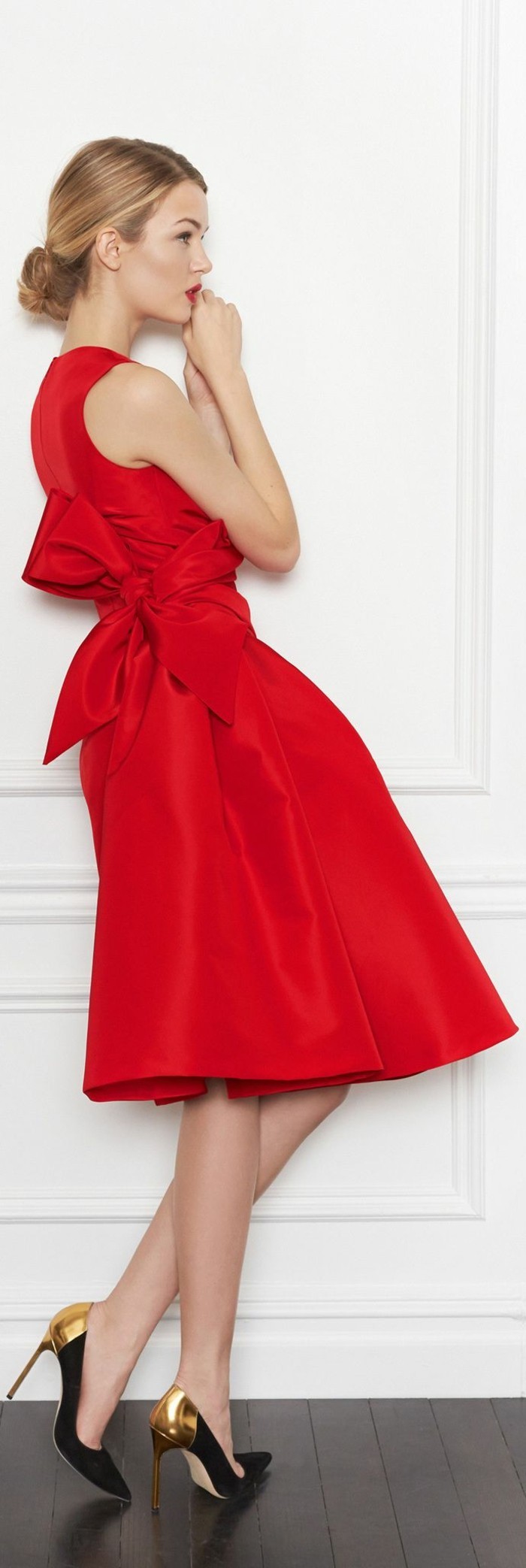 piros ruha cipő, amely Arany cipő sarka Red-dress-szőke haj szép frizura-ötletek-look