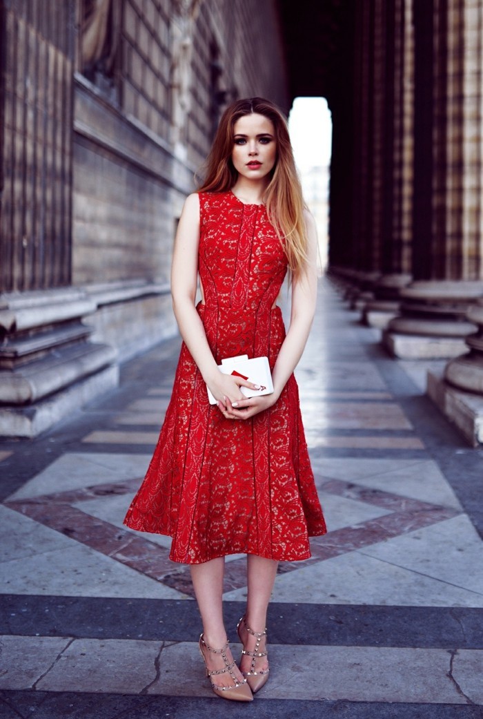 piros ruha cipő, amely Valentino cipő-in-bézs-dress-the-térd-hegyes motívum Finom szőke nő alul-