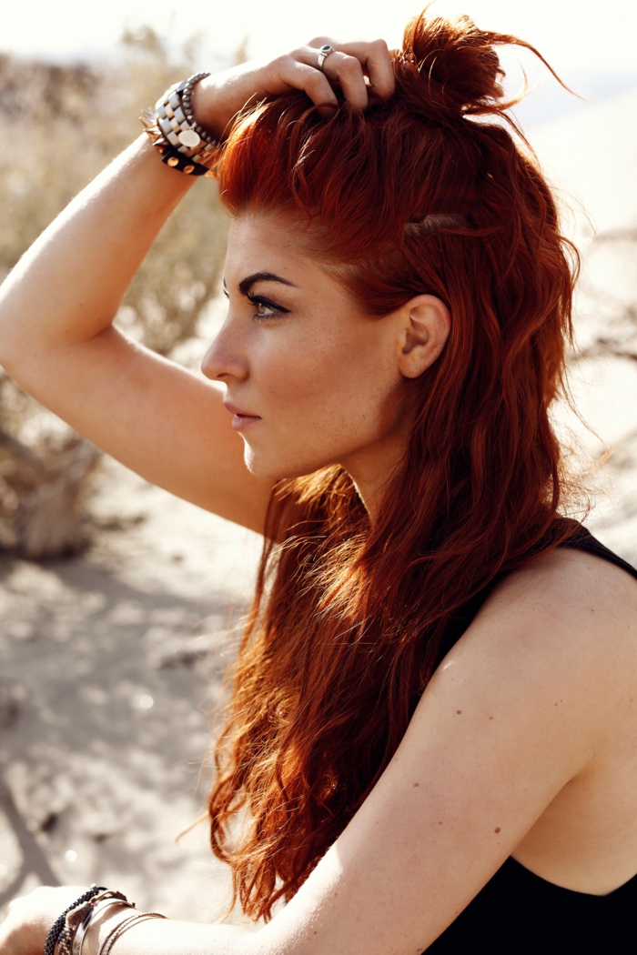 elige el tono perfecto de rojo y teñirte el pelo, cabello rojo cobrizo, muchas pulseras, top negro