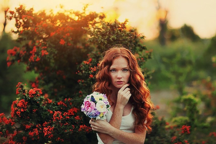 天然的红色，长长的头发，漂亮的卷发，白色的上衣，小束鲜花