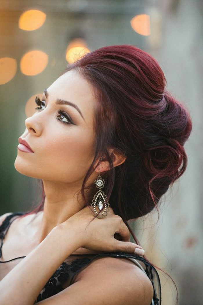 pelo rojo oscuro, elegante peinado, vestido de noche, combinado con joyas llamativas, hermosas pestañas