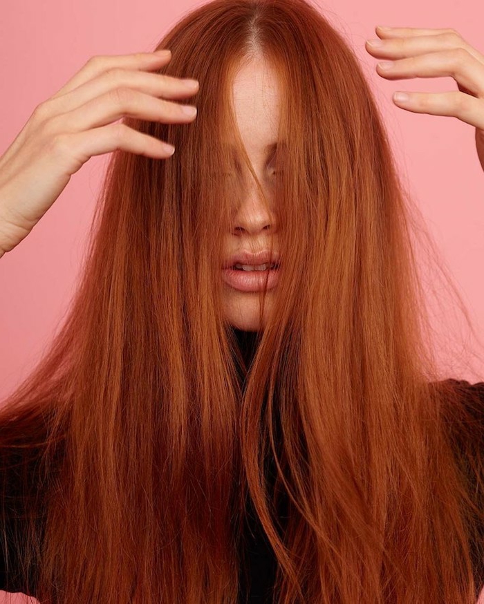 कॉपर-लाल बाल, लंबे और चिकनी, हल्के त्वचा, गुलाबी होंठ, लाल और डाई बालों के सही छाया का चयन करें