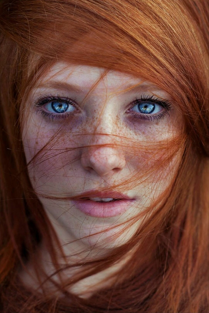 الشعر الأحمر الطبيعي ، النمش ، العيون الزرقاء الجميلة ، والشفاه الوردي ، والجمال الطبيعي