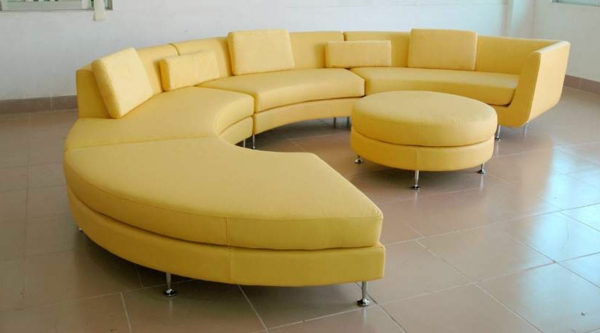 στρογγυλοί καναπέδες-ένα-κίτρινο-μοντέρνο σχεδιασμό - με ένα στρογγυλό τραπέζι φωλιάσματος