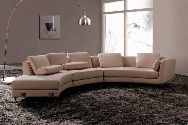Kerek kanapé-egy-modell-in-taupe-színes-elegáns lámpa a kanapén